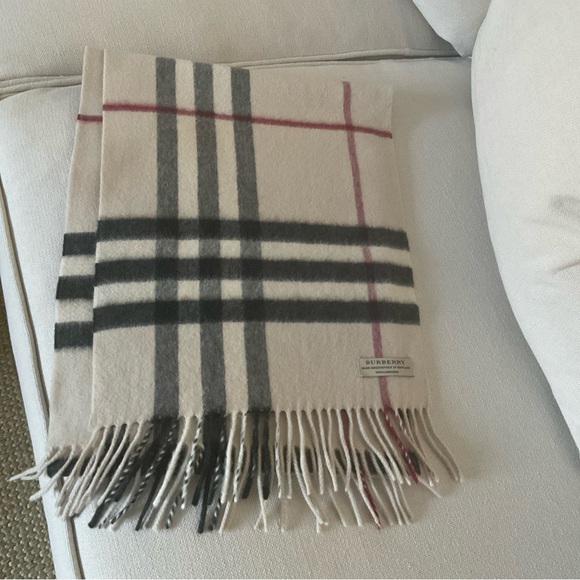 BURBERRY GIANT -CHECK CASHMERE SCARF IN STONE CHECK COLOR . - Picture 9 of 10